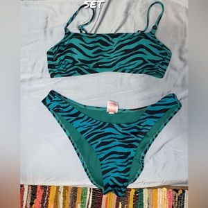 Really good condition bikini set that is green/blue tiger print